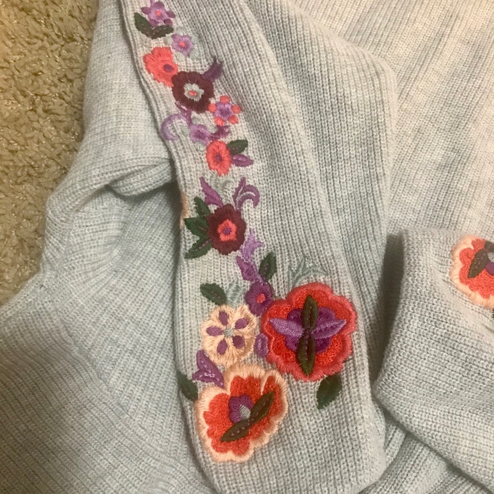 Express Reversible Embroidered Cold Shoulder - image 3